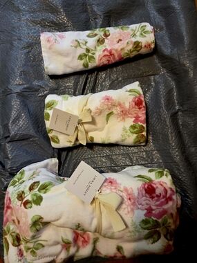NWT Laura Ashley Vintage Rose Towel Set